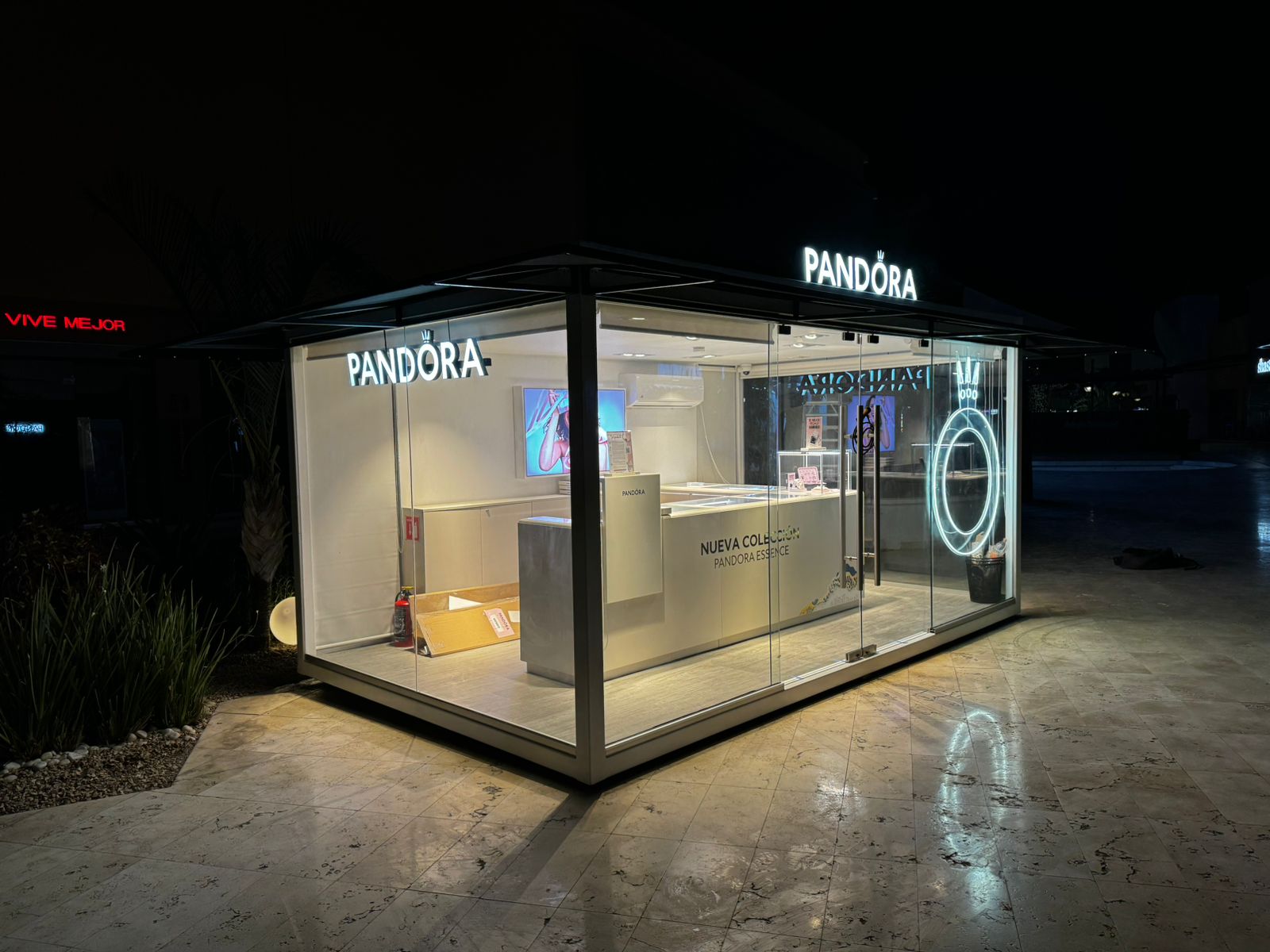 Módulo comercial exterior — quiosco diseñado y construido por PYARCHITECTURE