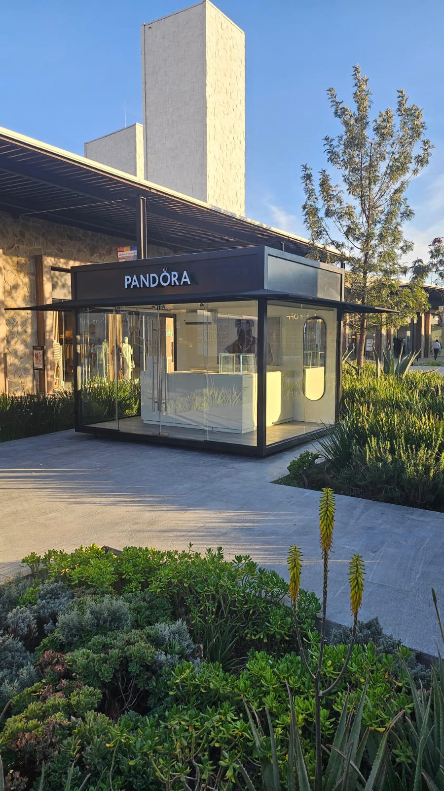 Quiosco exterior diseñado y construido — módulo comercial llave en mano