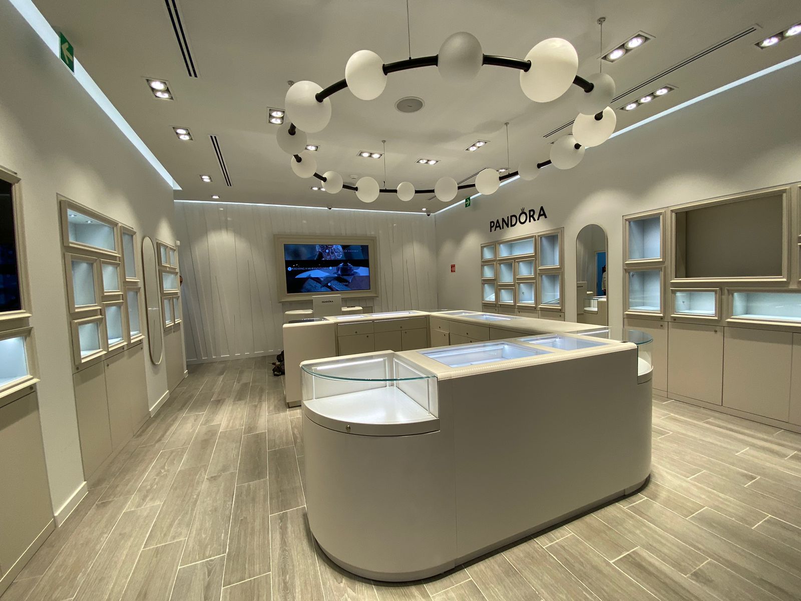 Diseño de interiores comerciales — espacio retail terminado por PYARCHITECTURE