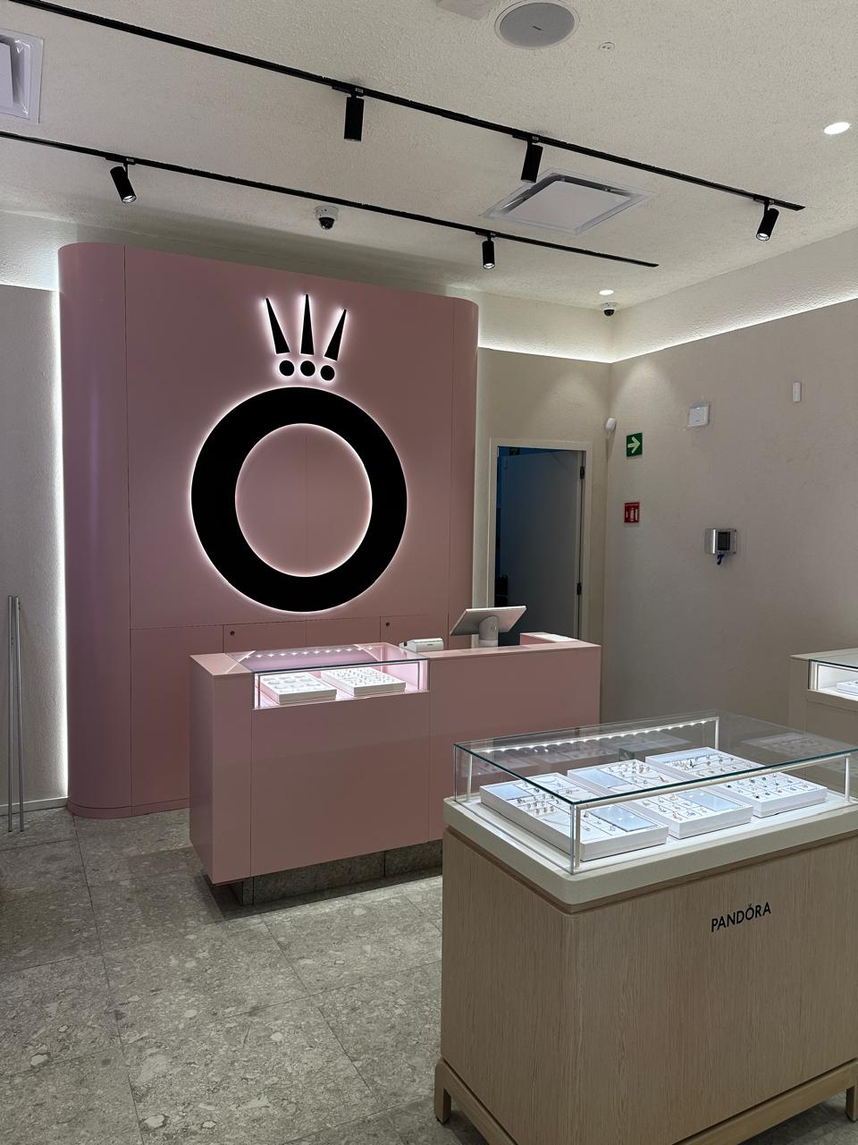 Diseño de interiores — muro focal y mobiliario a medida