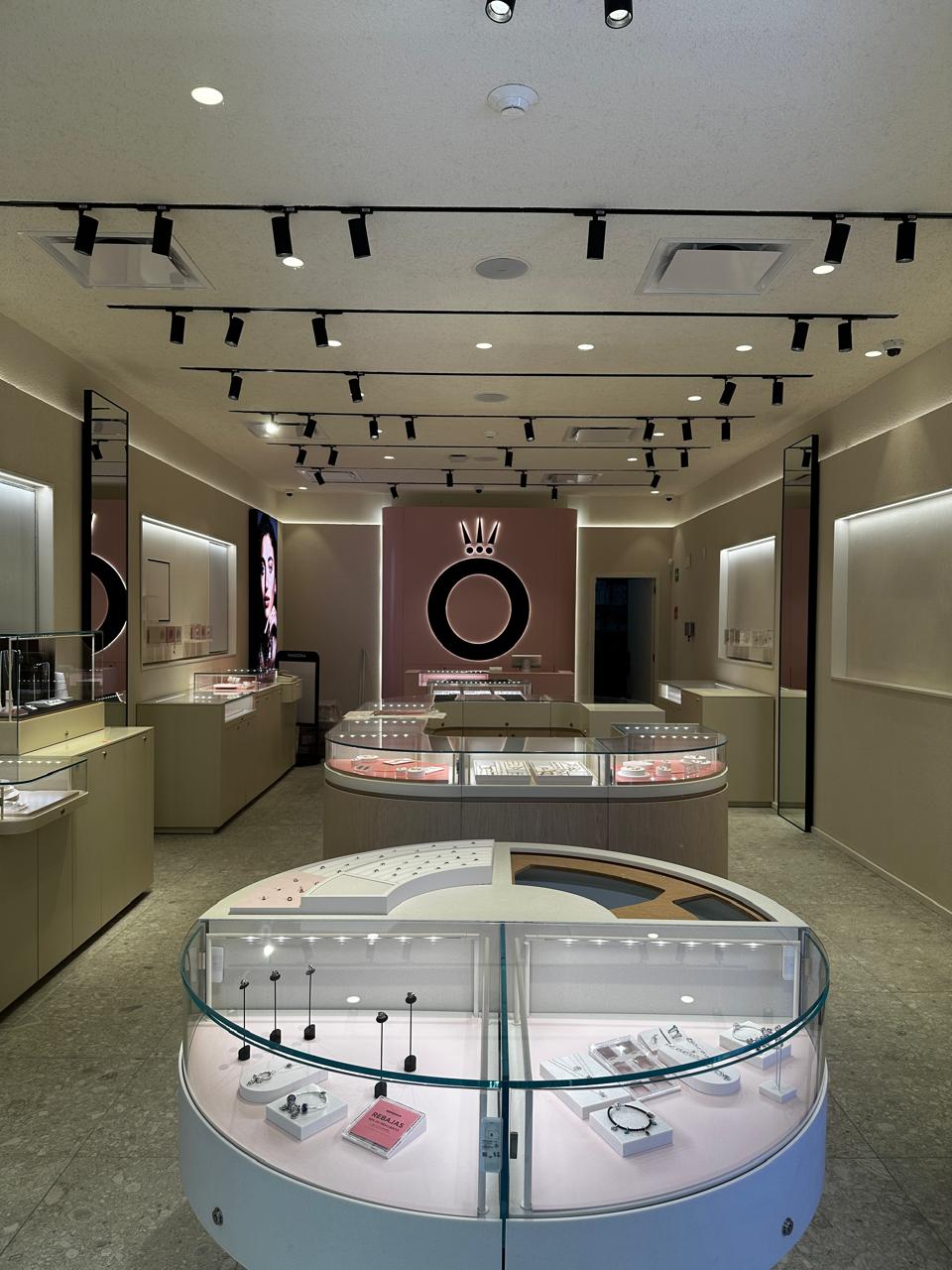 Tienda retail diseñada y construida por PYARCHITECTURE — diseño de interiores comerciales