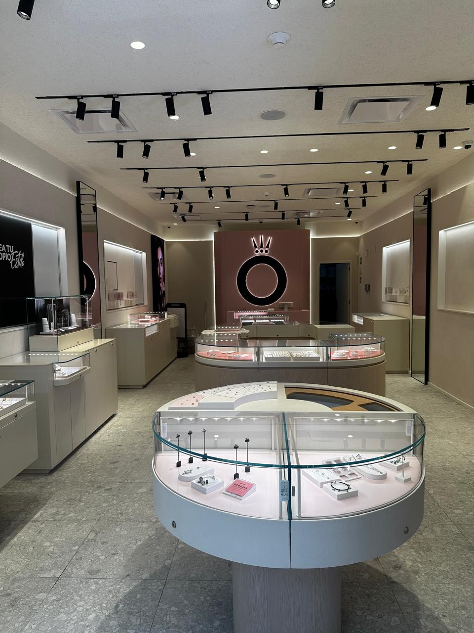 Diseño de local comercial — tienda retail terminada